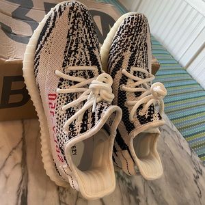 Yeezy Boost 350 V2 - AUTHENTIC!! Size US Men’s 6